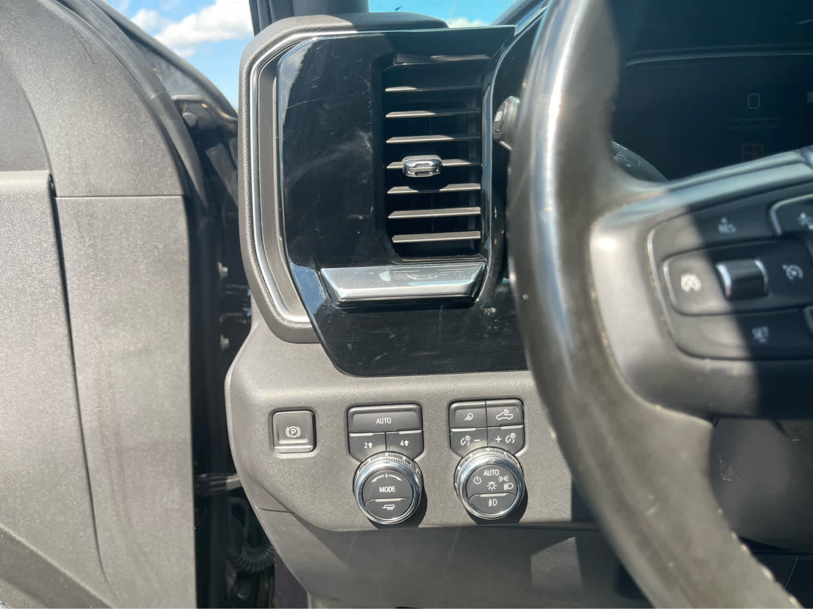 Used 2023 GMC Sierra 1500 SLT w/ SLT Premium Package AWD/4WD image 14
