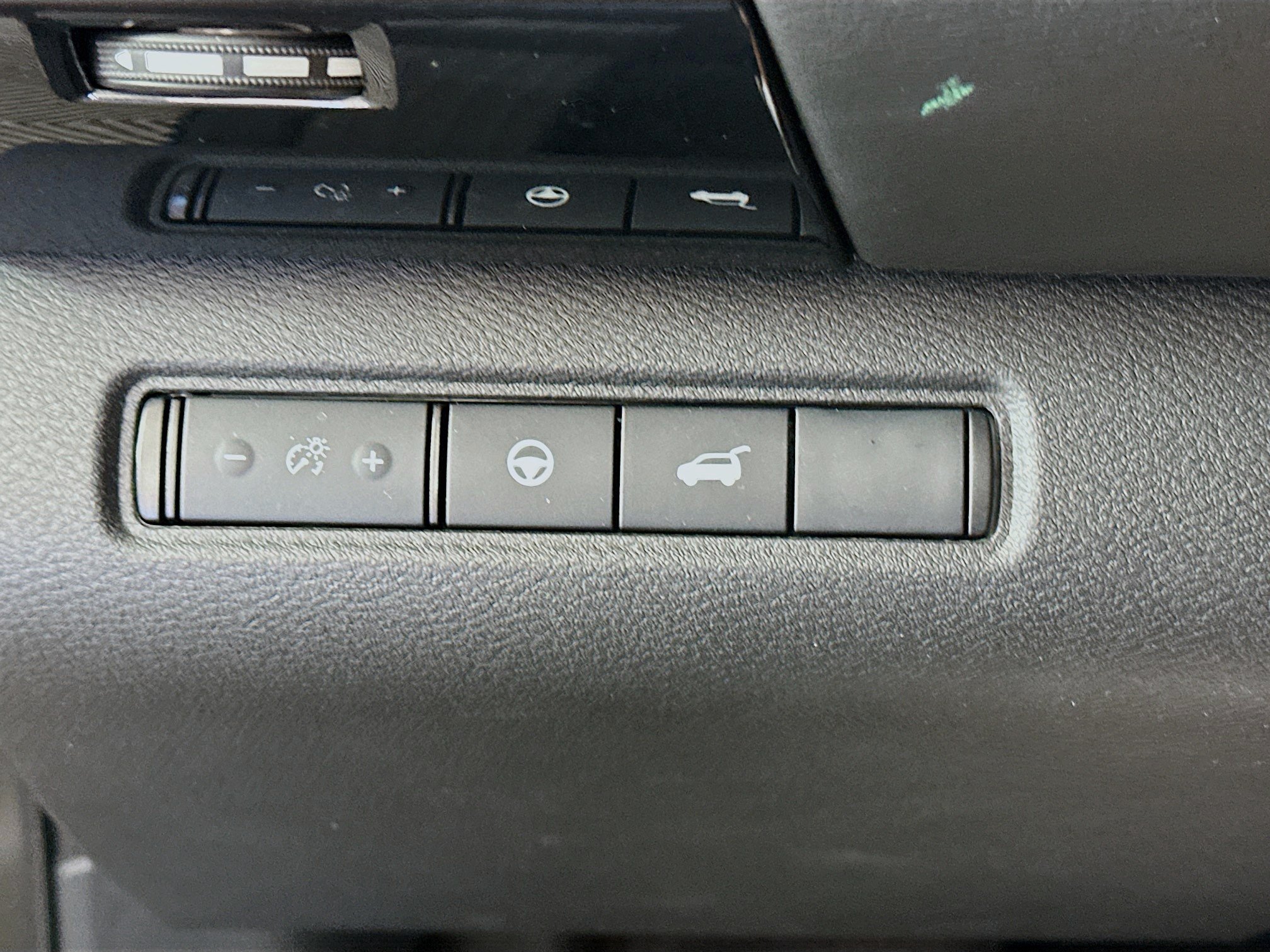 Used 2025 Nissan Pathfinder SV FWD image 17