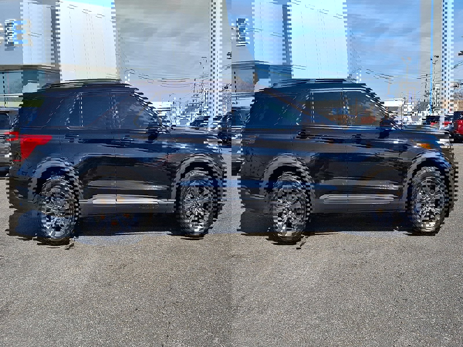 Certified 2023 Ford Explorer XLT w/ Equipment Group 202A image 7