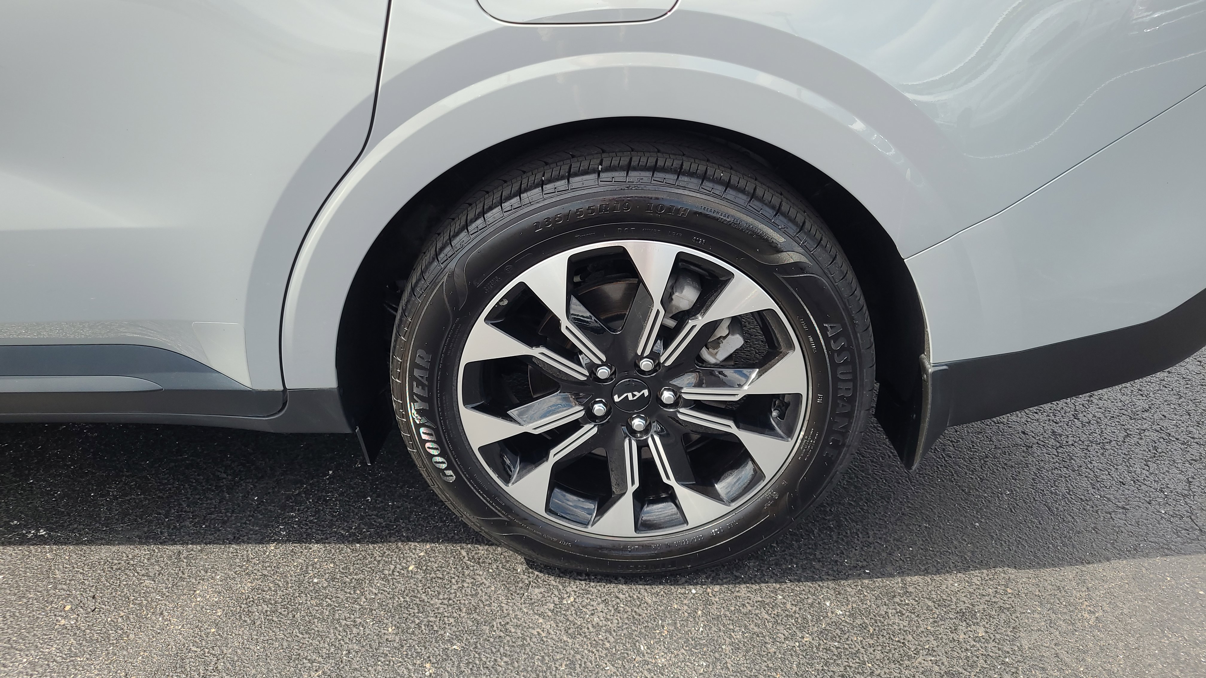 Used 2024 Kia Carnival EX image 27