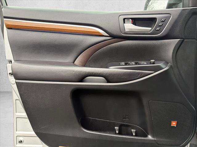 Used 2017 Toyota Highlander Limited Platinum image 10