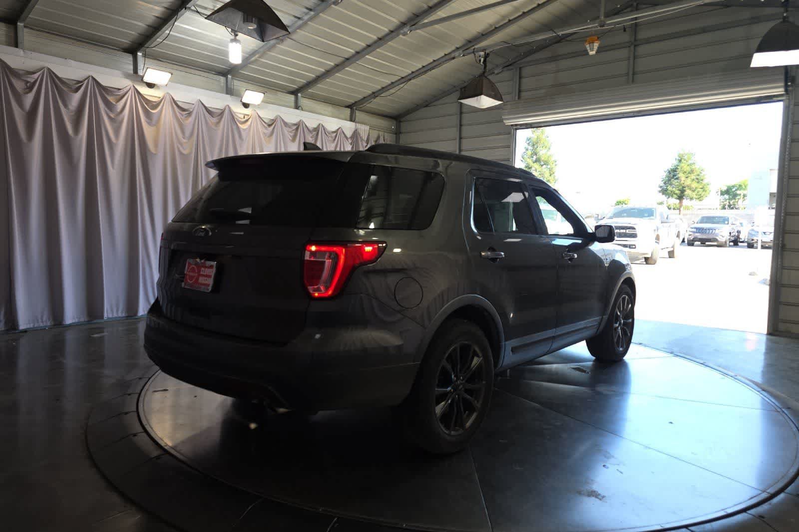 Used 2017 Ford Explorer XLT w/ Equipment Group 202A AWD/4WD image 3