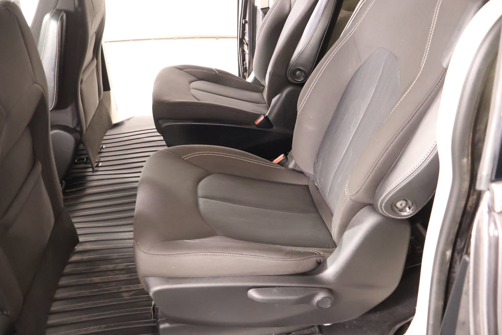 Used 2020 Chrysler Voyager LX image 11