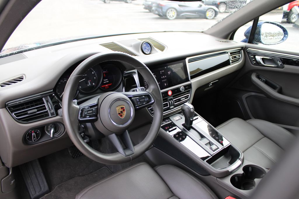 Used 2025 Porsche Macan image 8