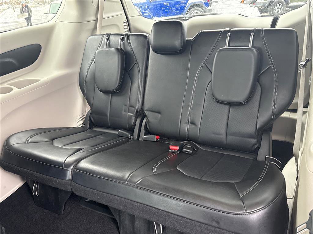 Used 2024 Chrysler Pacifica Touring-L image 23