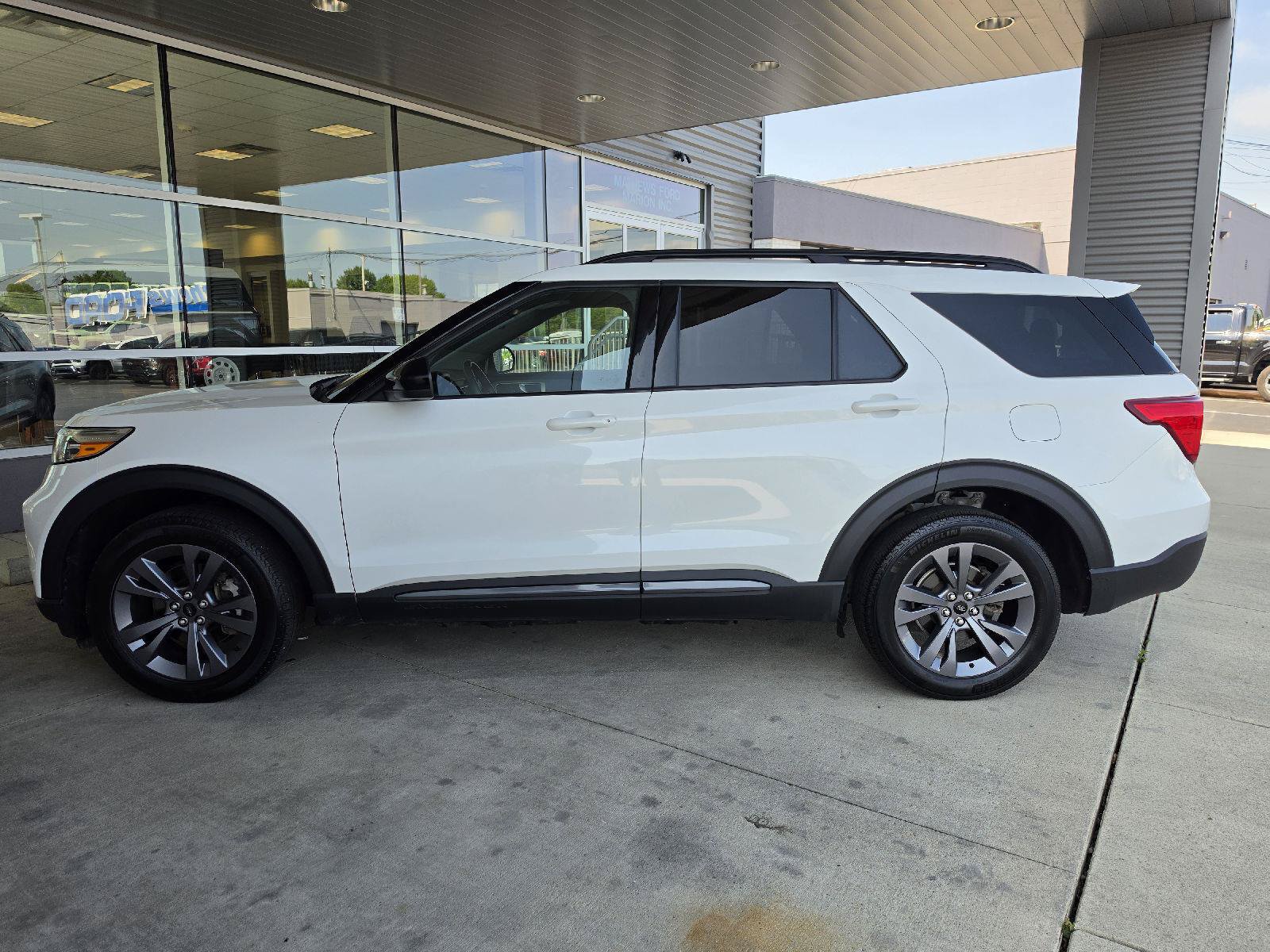 Used 2023 Ford Explorer XLT w/ Equipment Group 202A AWD/4WD image 2