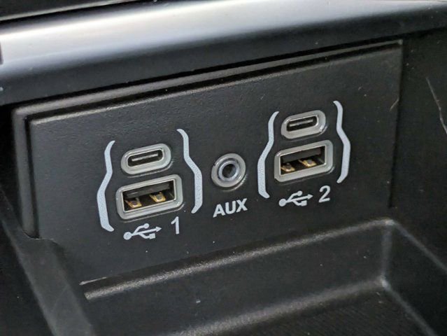 Used 2022 Chrysler Pacifica Limited w/ Uconnect Theater Family Group FWD image 26