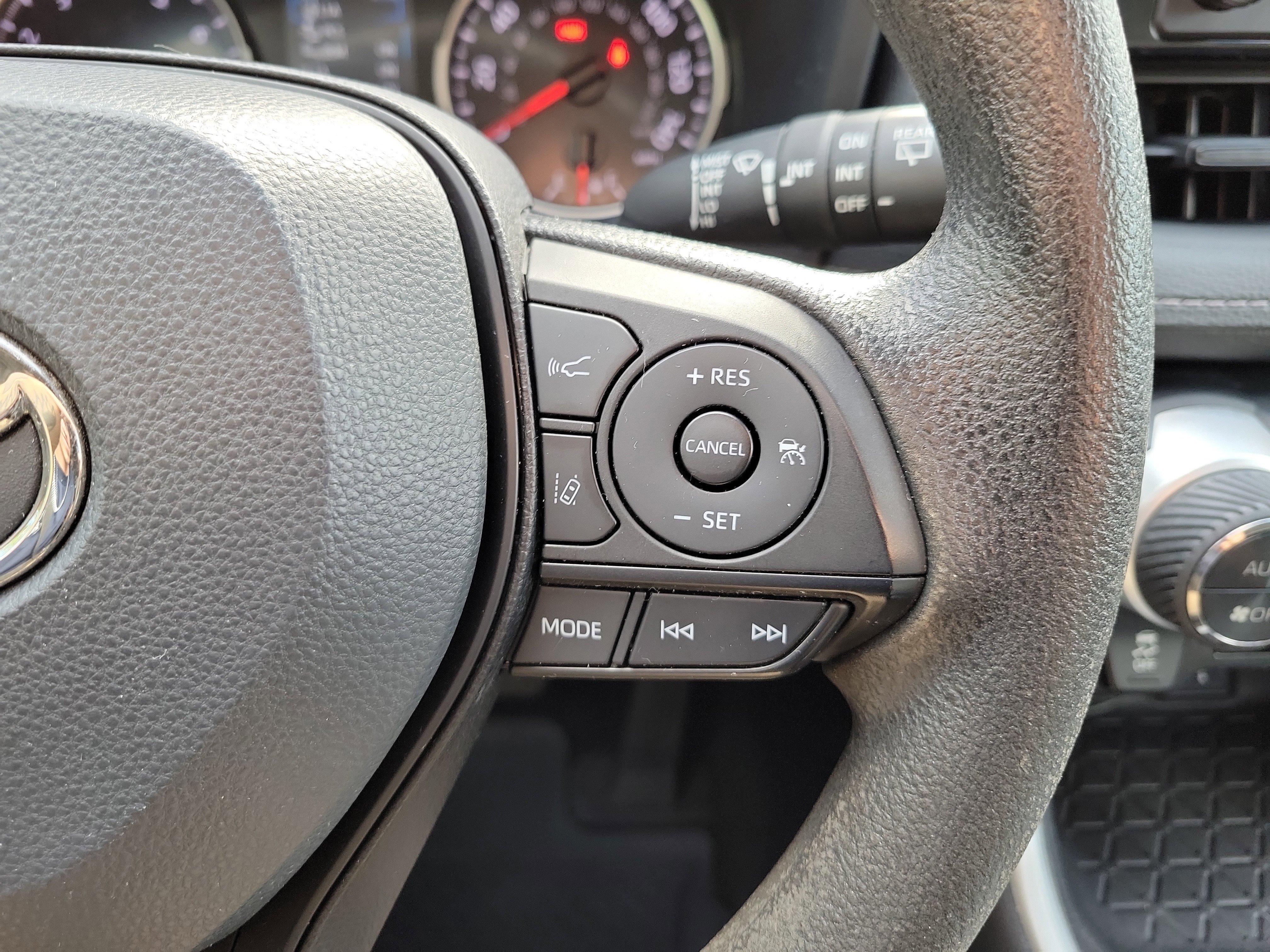 Used 2022 Toyota RAV4 XLE FWD image 28
