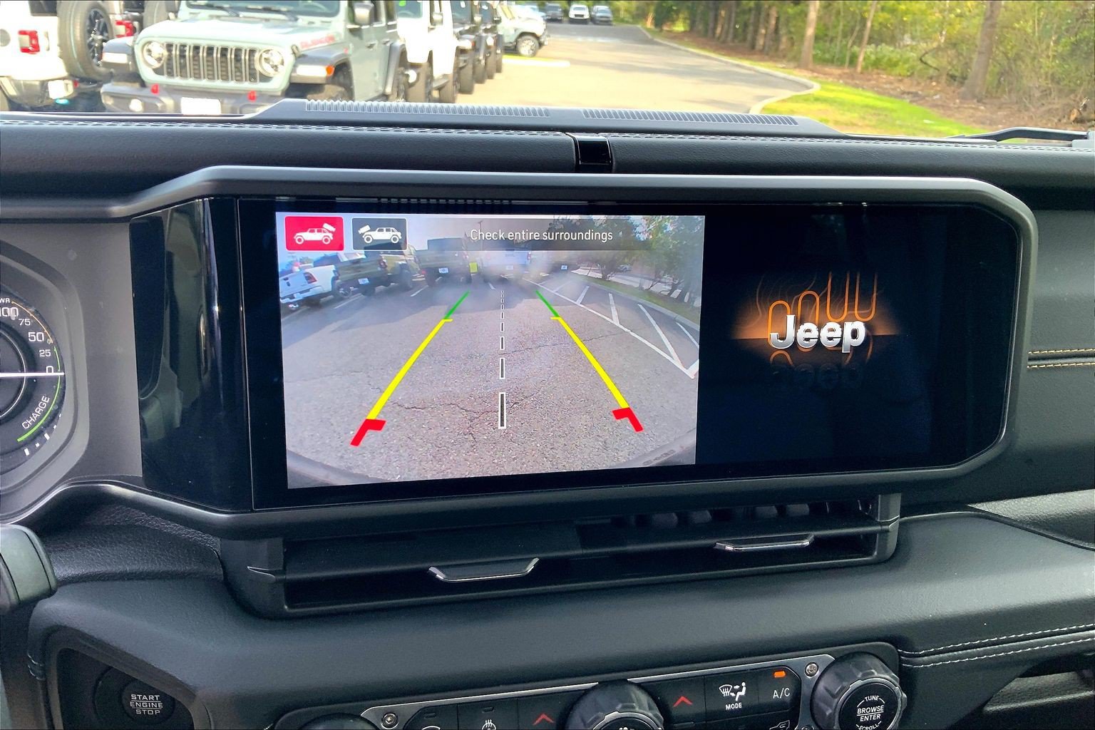 Used 2024 Jeep Wrangler Unlimited Sahara w/ Technology Group AWD/4WD image 28