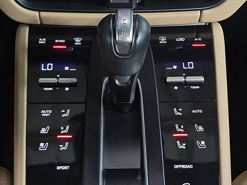 Certified 2023 Porsche Macan AWD/4WD image 19