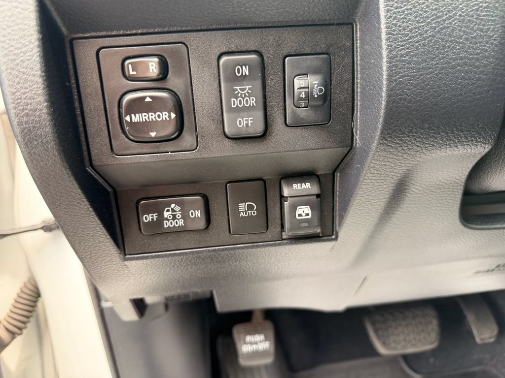 Used 2018 Toyota Tundra Limited w/ Limited Premium Package AWD/4WD image 28