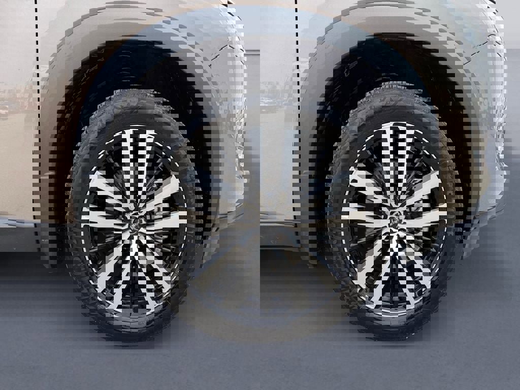 Used 2025 Nissan Pathfinder Platinum image 9