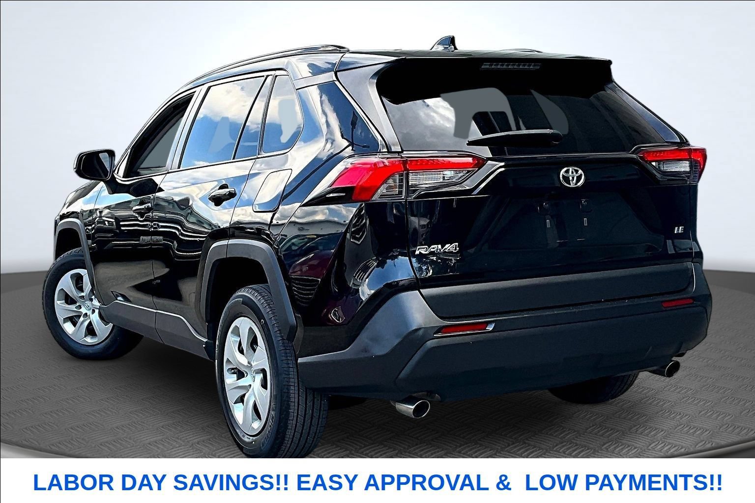 Used 2021 Toyota RAV4 LE FWD image 3