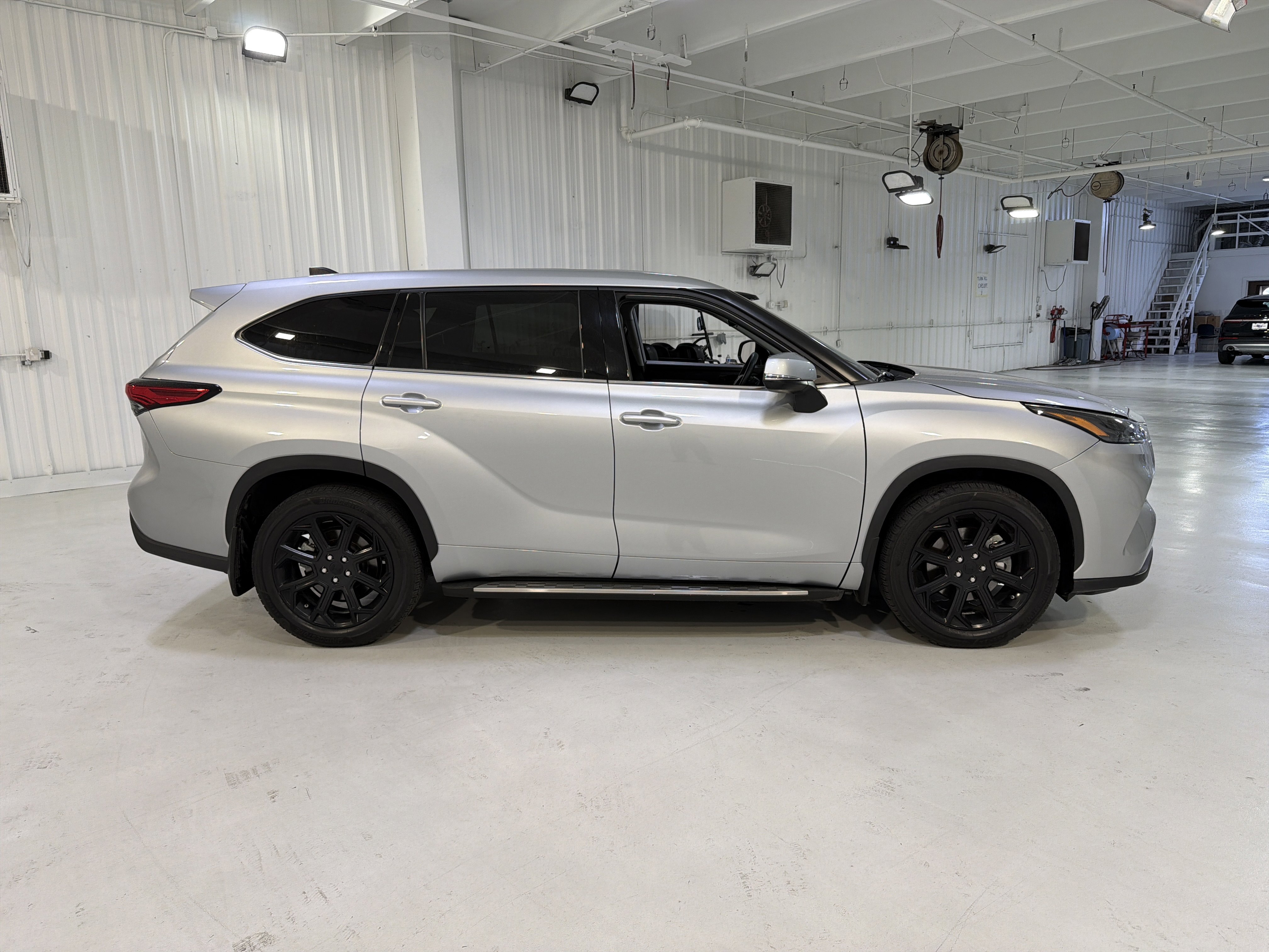 Used 2022 Toyota Highlander L FWD image 6