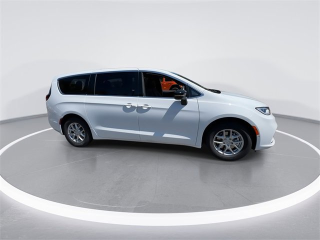 New 2026 Chrysler Pacifica Select image 9
