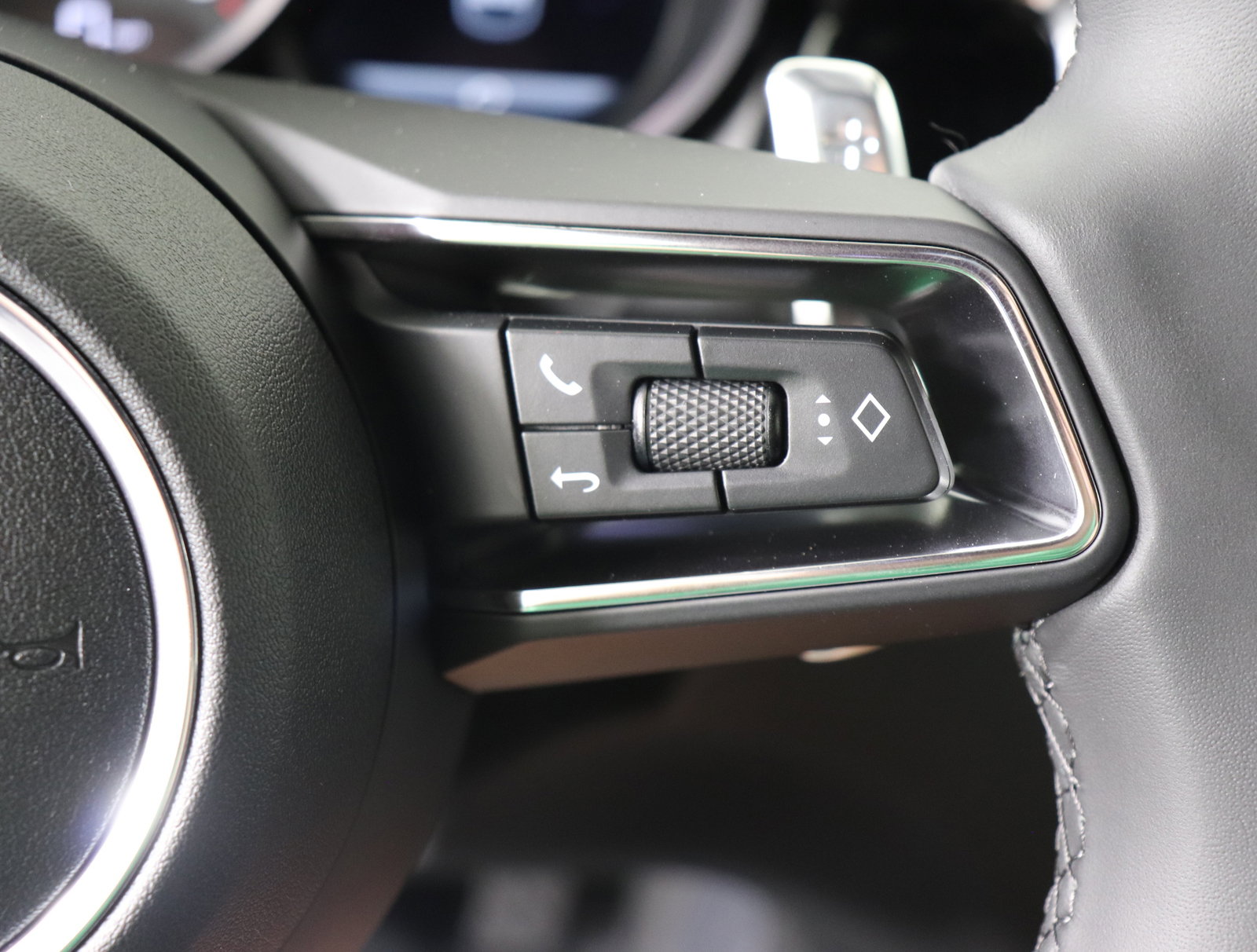 Used 2025 Porsche Macan image 34