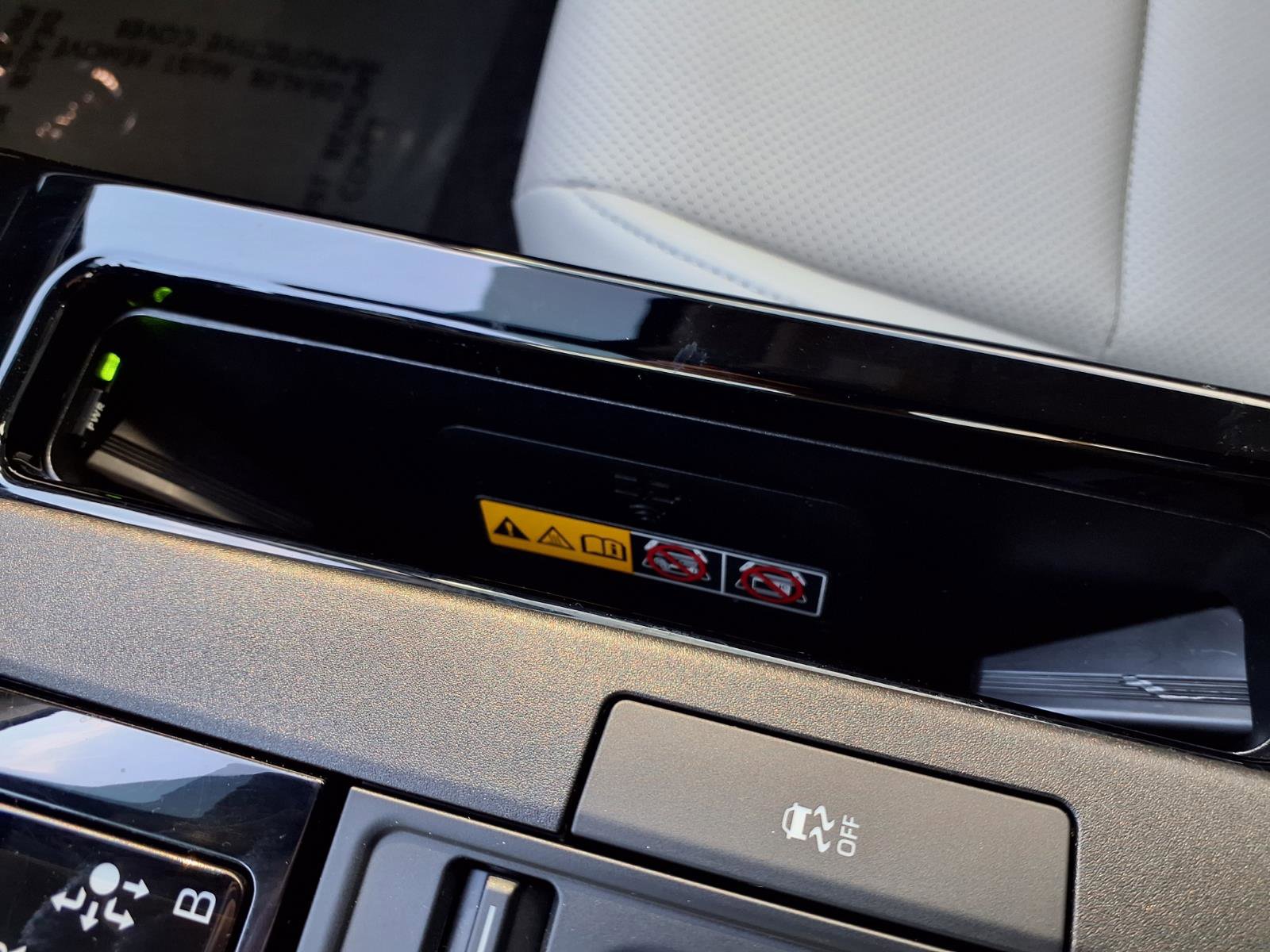 Used 2025 Toyota Prius XLE FWD image 13