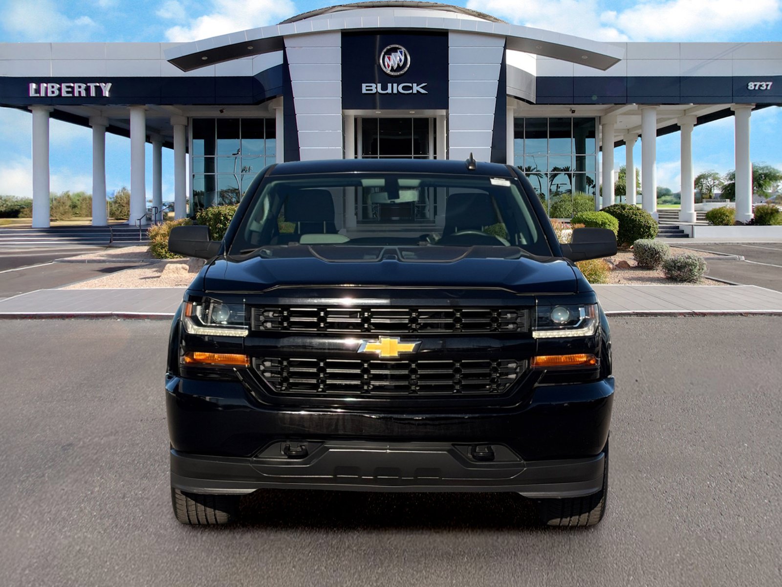 Used 2018 Chevrolet Silverado 1500 Custom w/ Custom Convenience Package RWD image 4