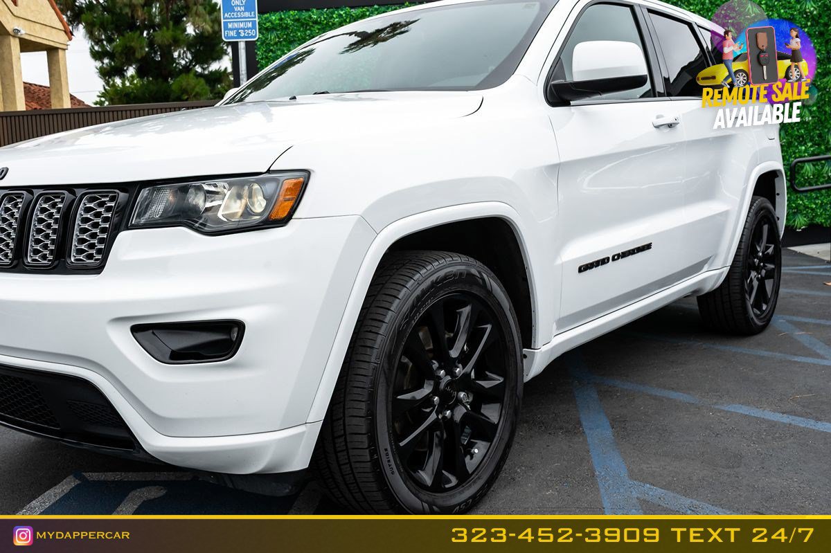 Used 2021 Jeep Grand Cherokee Laredo X AWD/4WD image 2