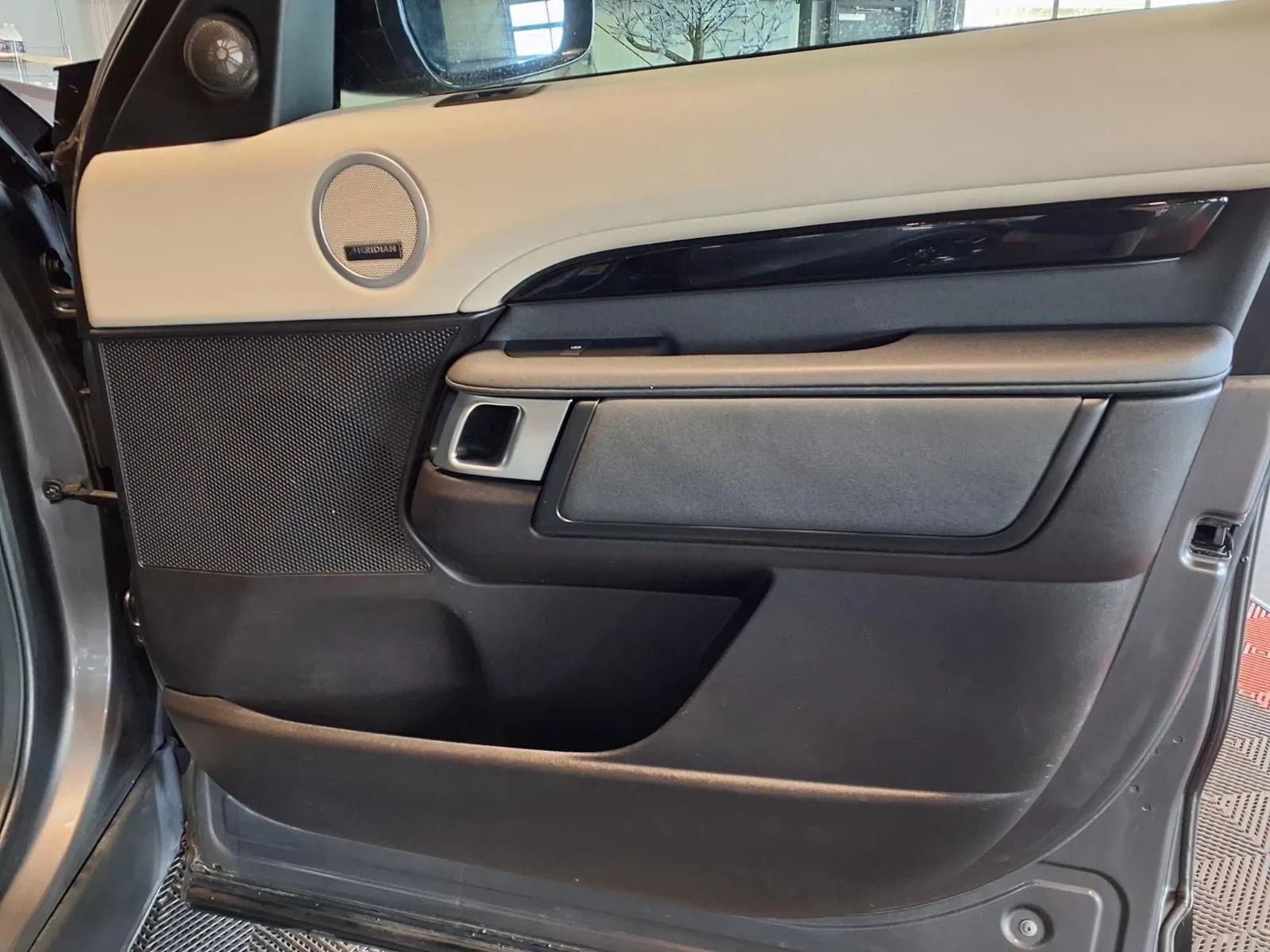 Used 2018 Land Rover Discovery SE image 14