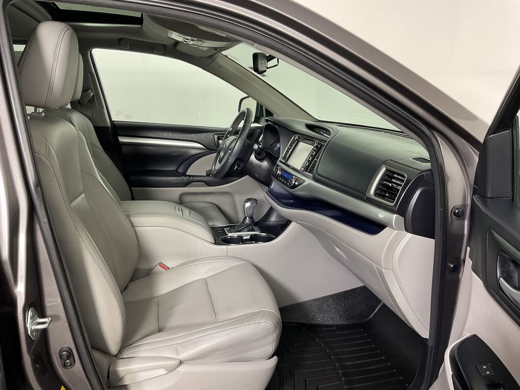 Used 2014 Toyota Highlander XLE image 28