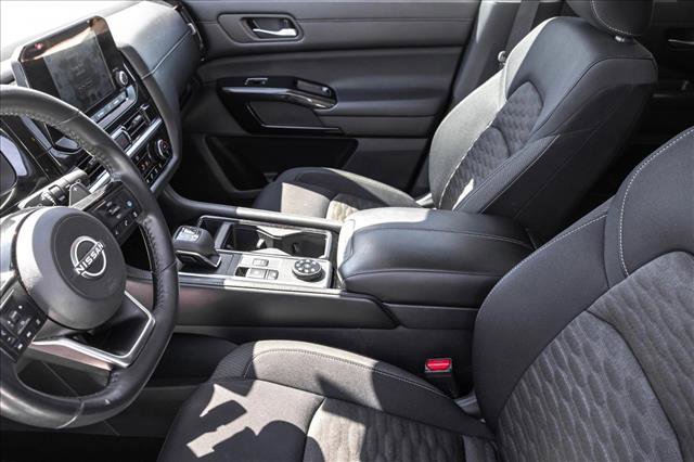 Used 2022 Nissan Pathfinder SV image 11