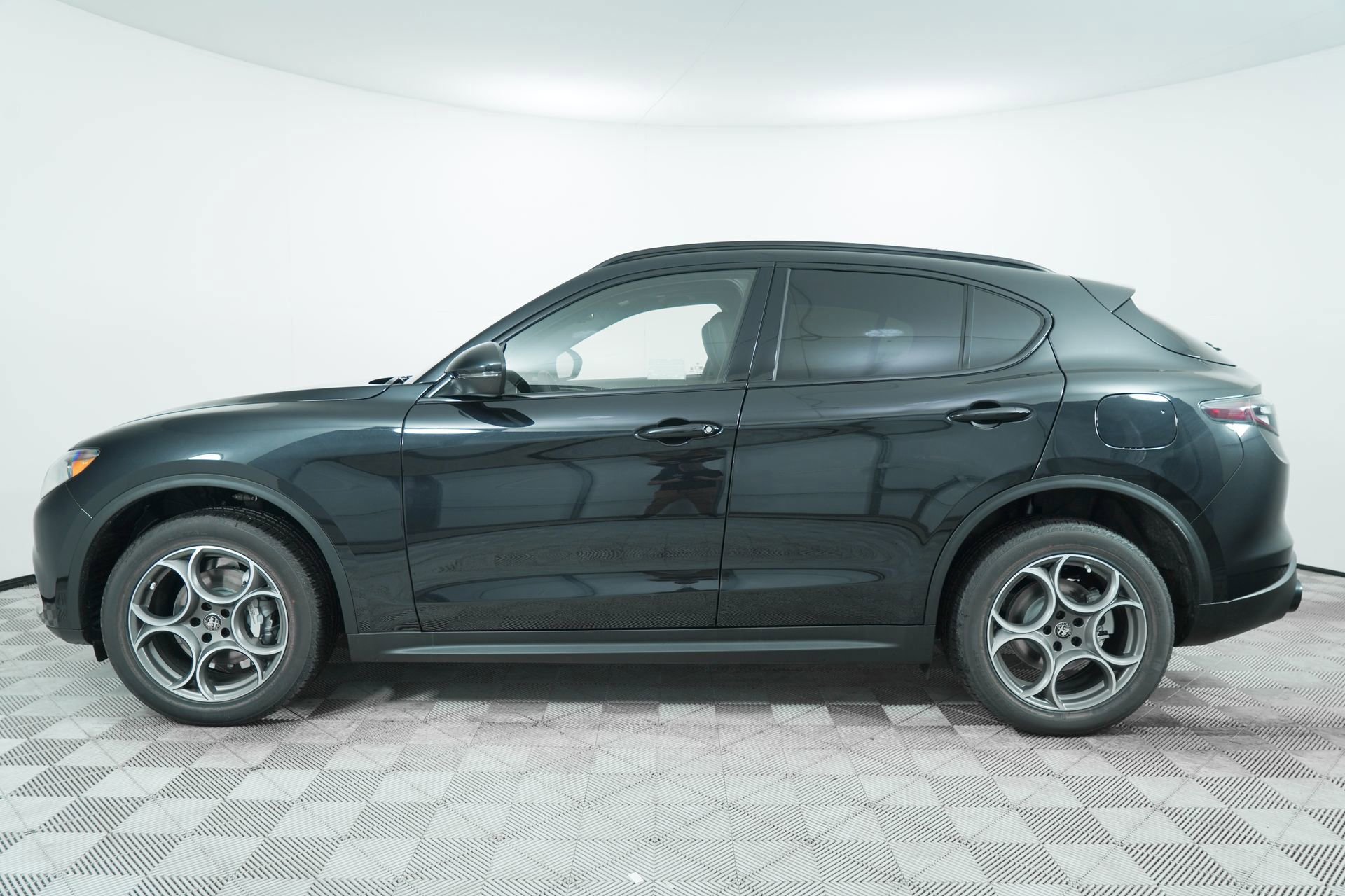 New 2025 Alfa Romeo Stelvio Sprint AWD/4WD image 4