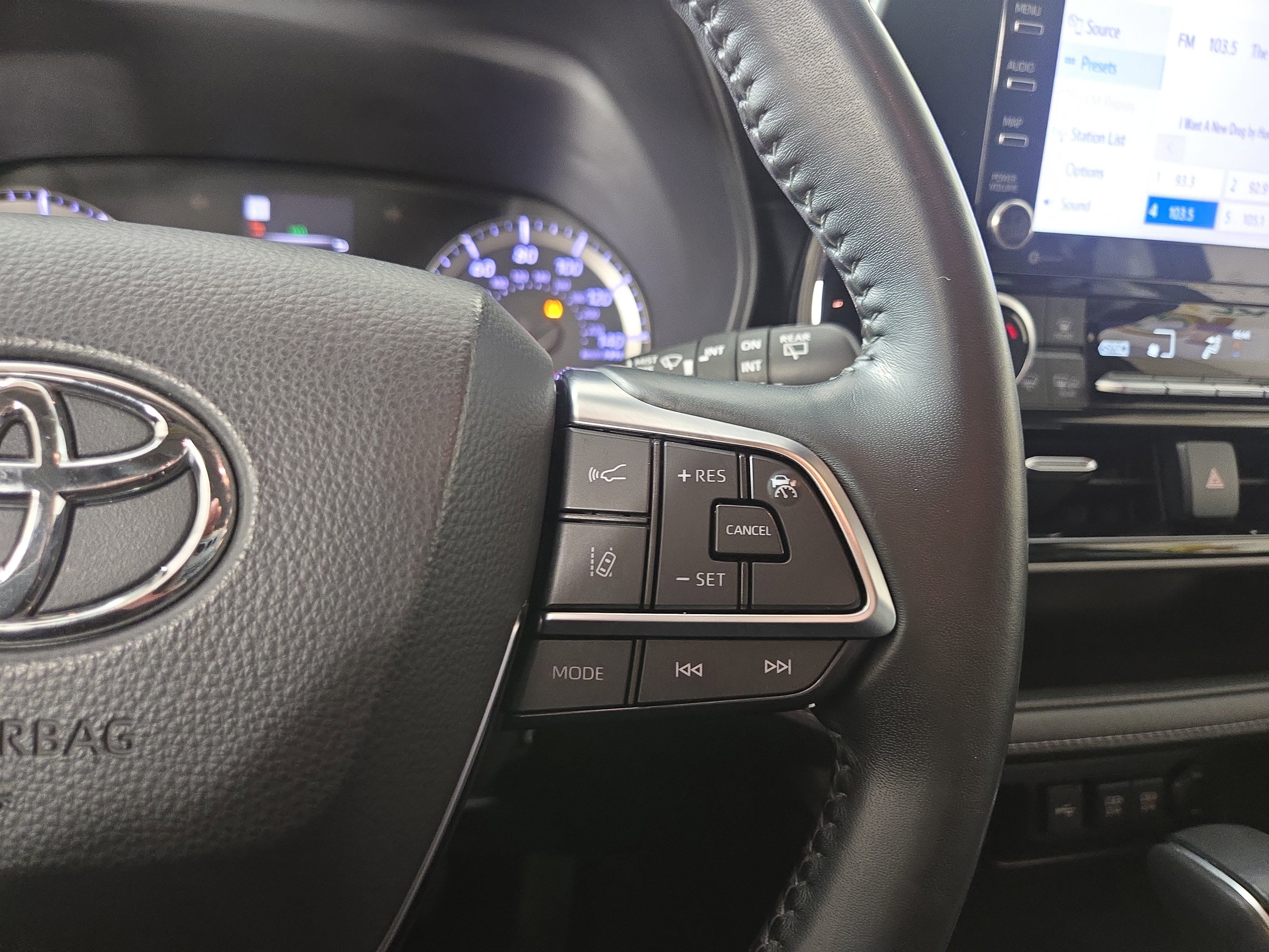 Used 2020 Toyota Highlander LE FWD image 18