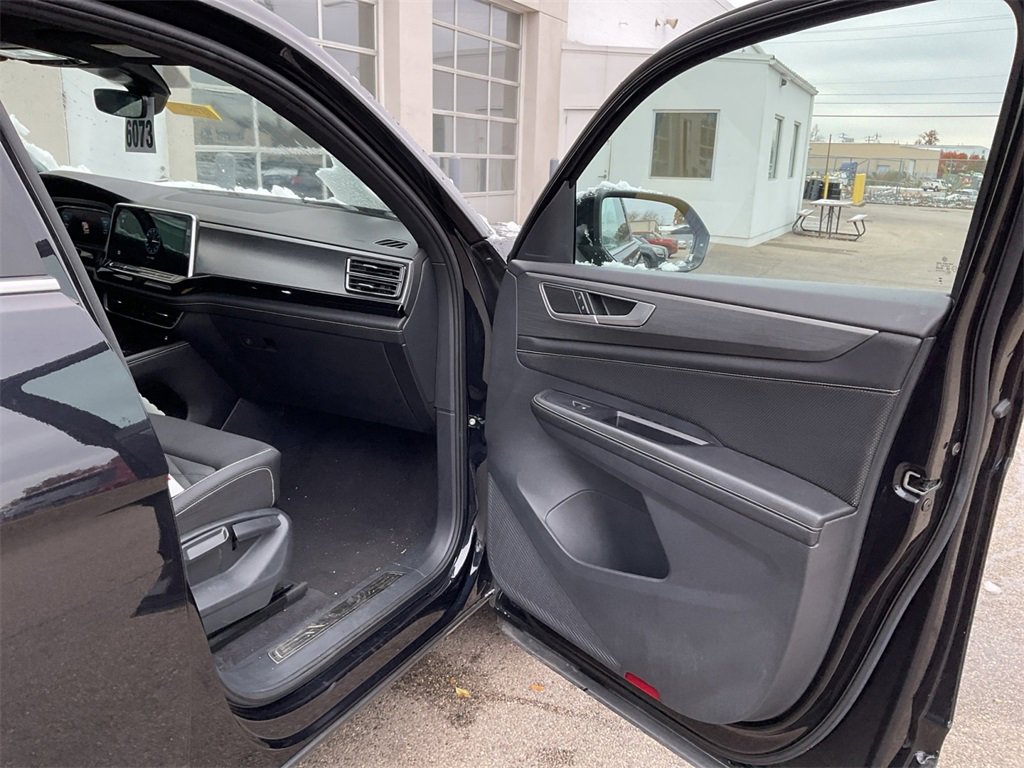 Used 2024 Volkswagen Atlas Cross Sport SE image 16