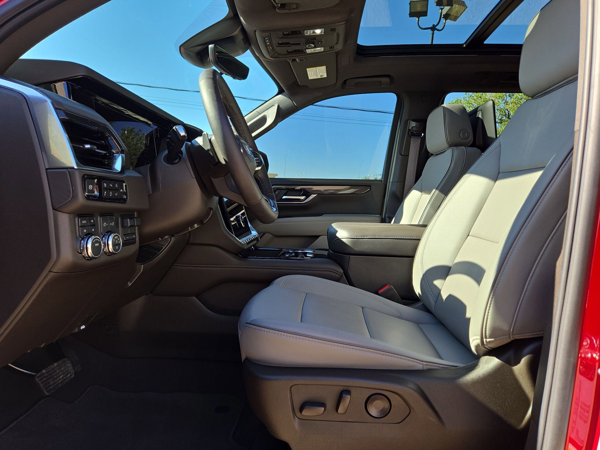 Used 2025 GMC Yukon Elevation w/ Elevation Premium Package AWD/4WD image 16