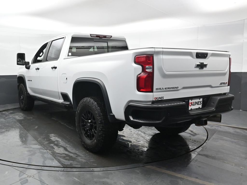 Used 2024 Chevrolet Silverado 2500 ZR2 w/ Technology Package image 11