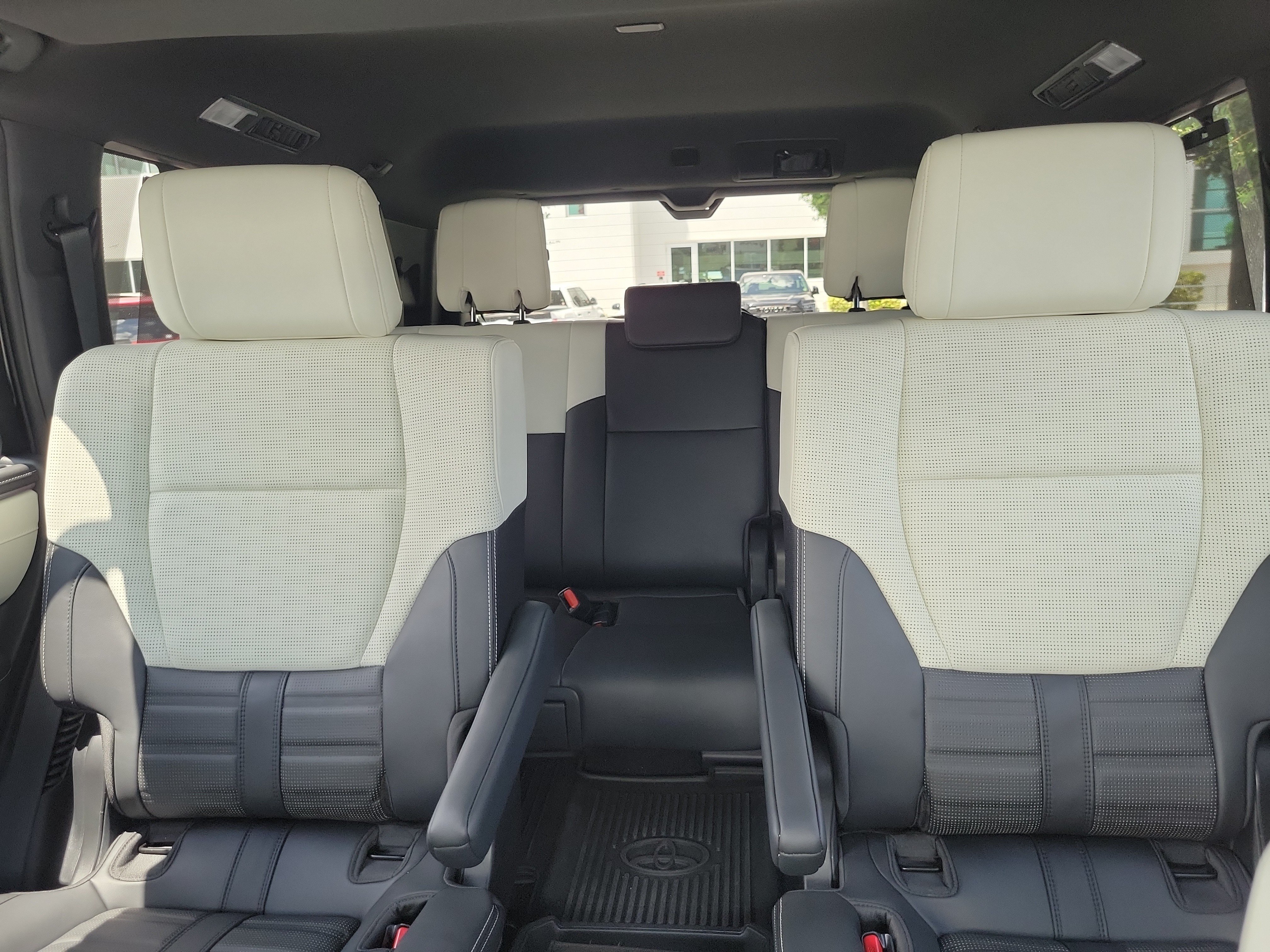 Used 2025 Toyota Sequoia Capstone AWD/4WD image 21