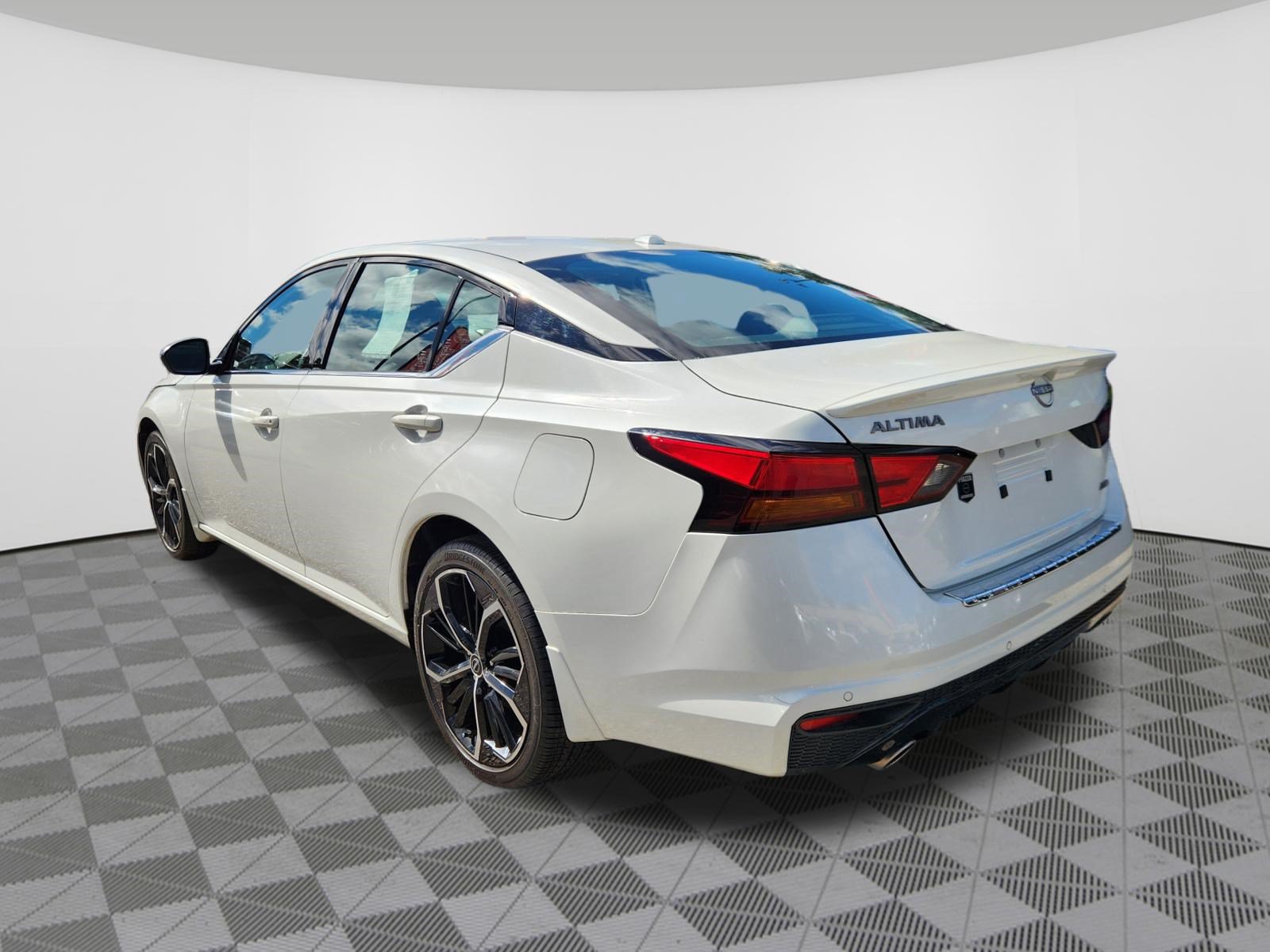 Certified 2023 Nissan Altima 2.5 SR w/ SR Premium Package AWD/4WD image 3