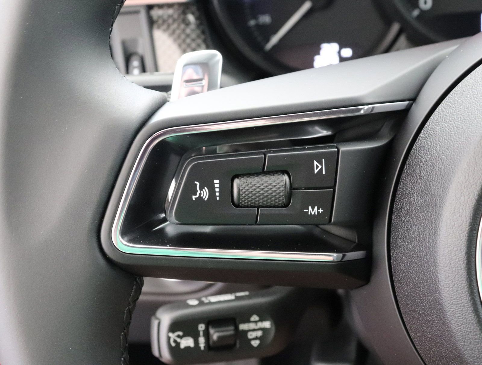 Used 2025 Porsche Macan image 33