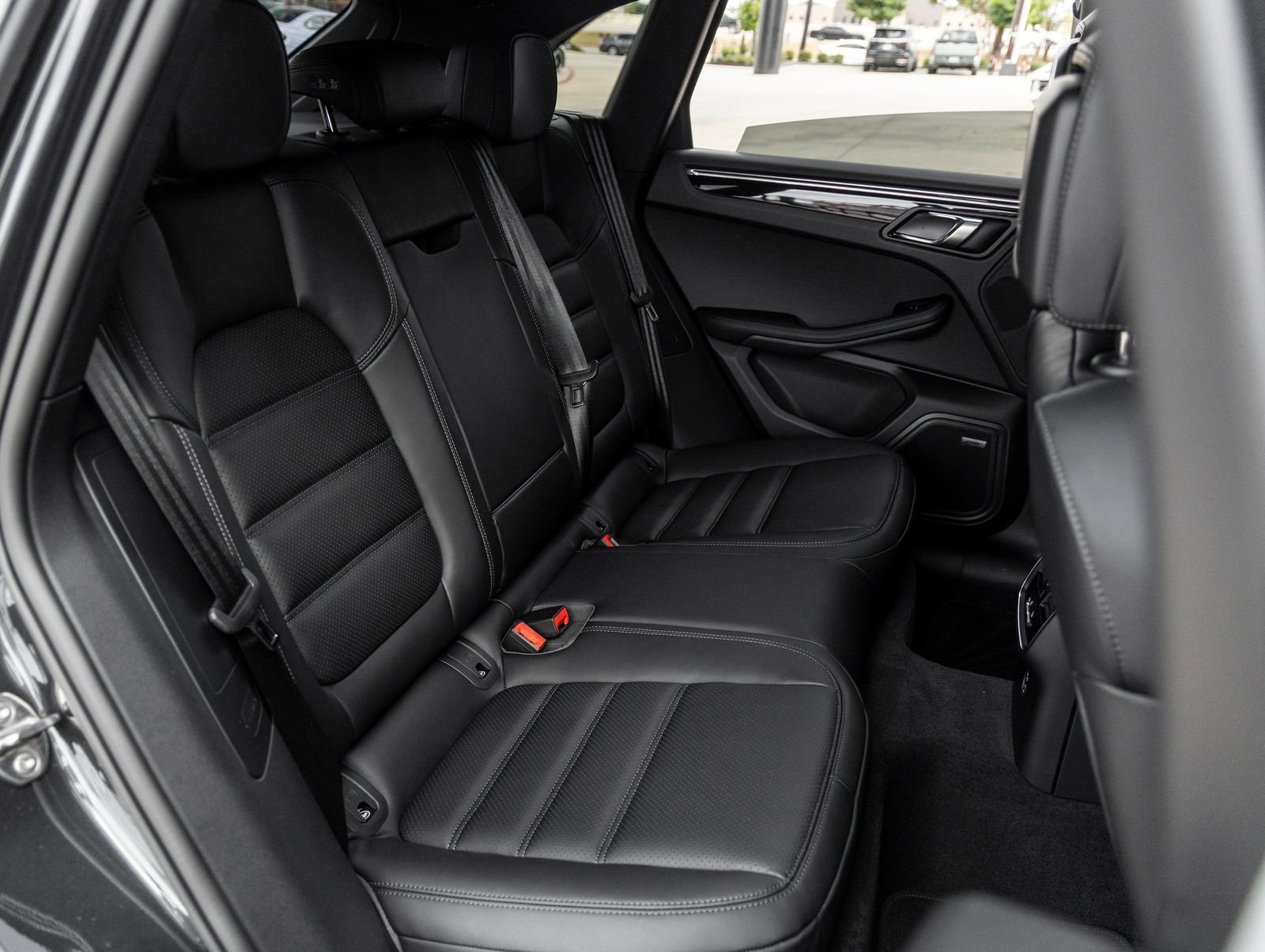 Certified 2026 Porsche Macan AWD/4WD image 38