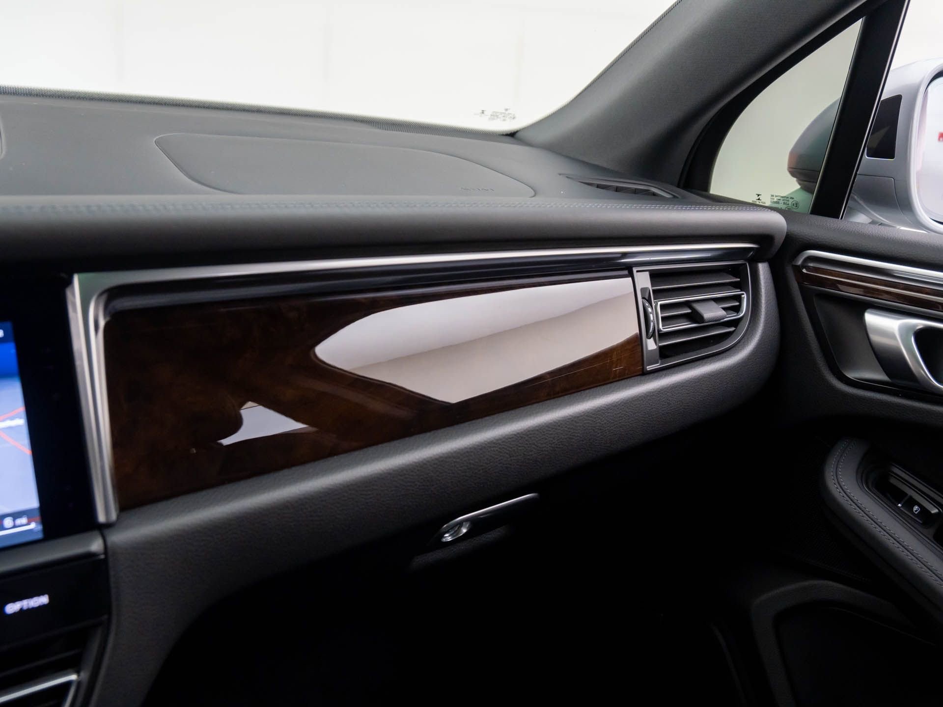 Used 2022 Porsche Macan S w/ Premium Package image 23