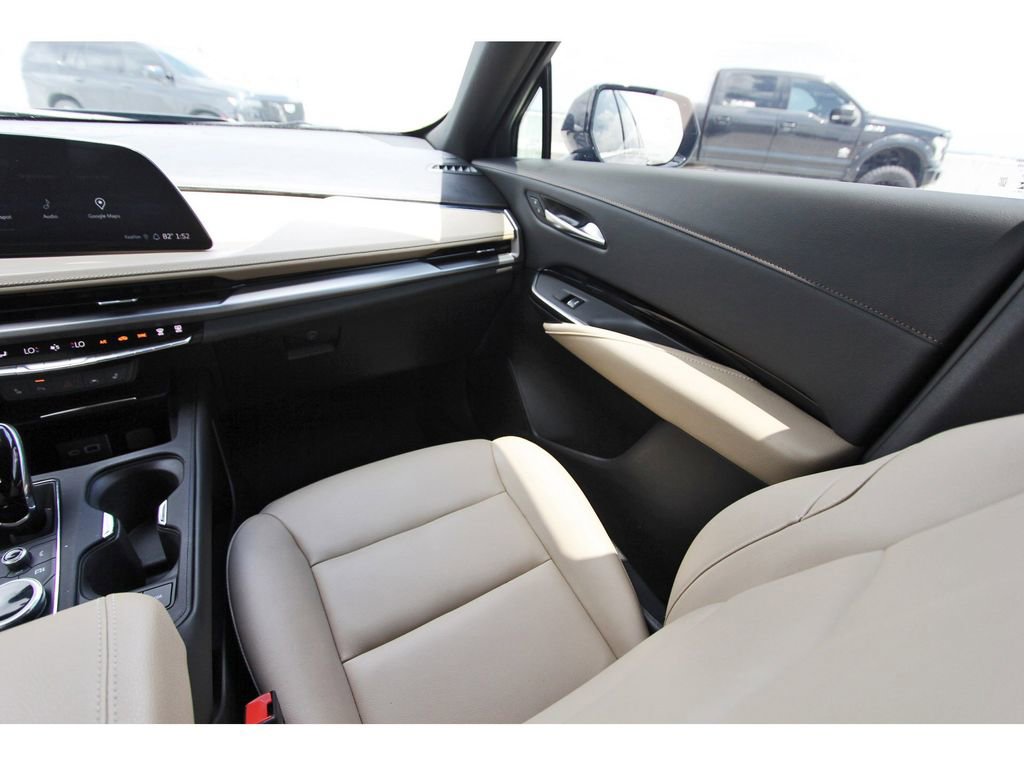 Used 2024 Cadillac XT4 Luxury w/ Cold Weather Package FWD image 10