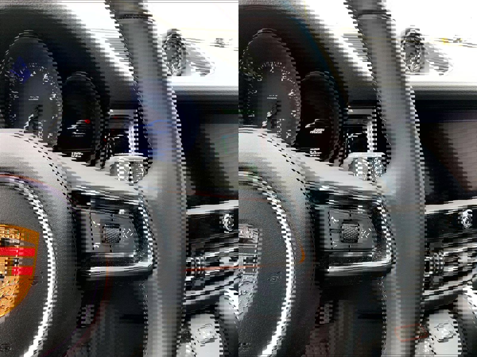 Certified 2025 Porsche Macan image 16