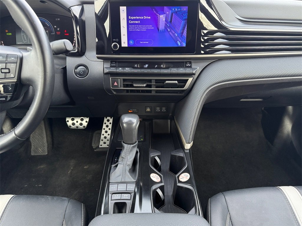 Used 2025 Toyota Camry SE image 11