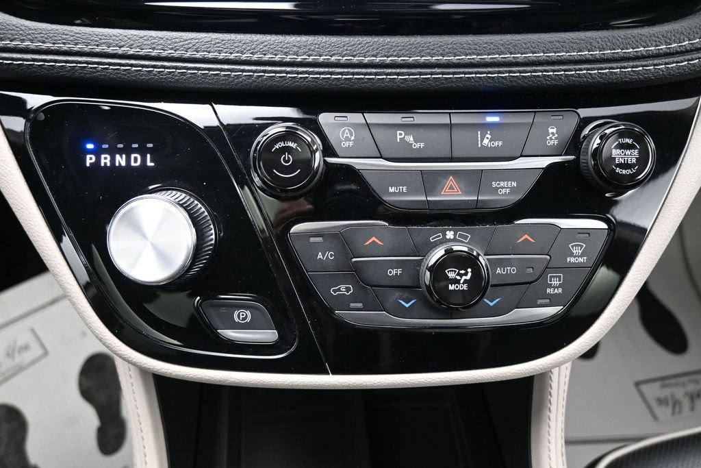 Used 2023 Chrysler Pacifica Limited FWD image 19