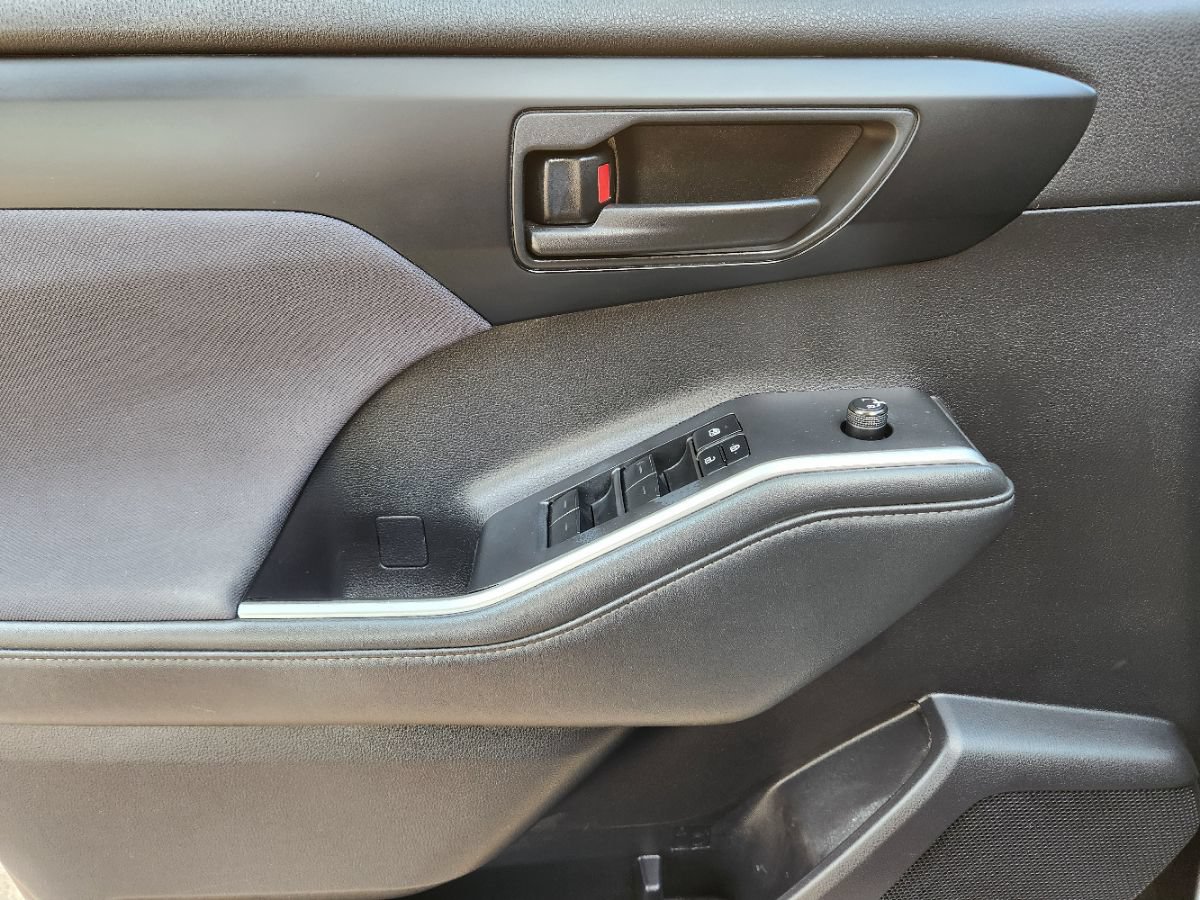Used 2022 Toyota Highlander L FWD image 42