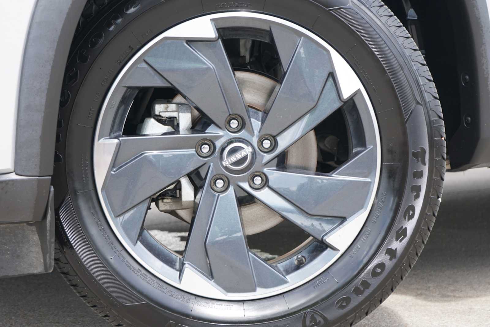 Used 2024 Nissan Rogue SV AWD/4WD image 2