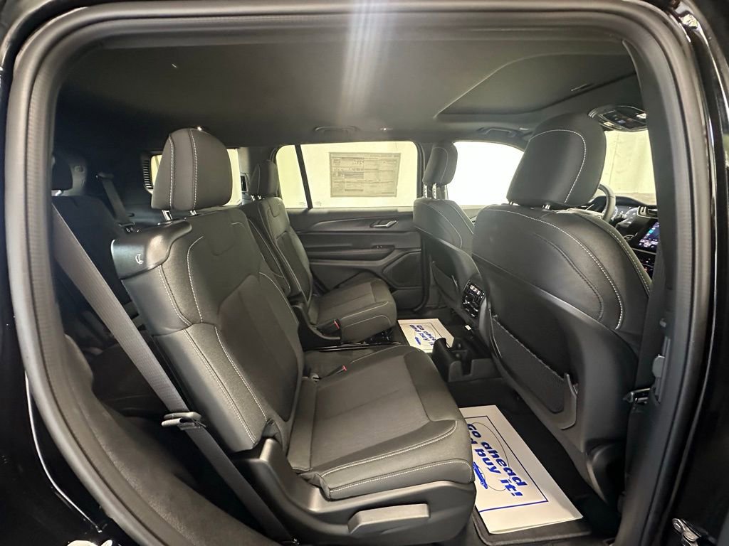 New 2025 Jeep Grand Cherokee L Laredo image 19