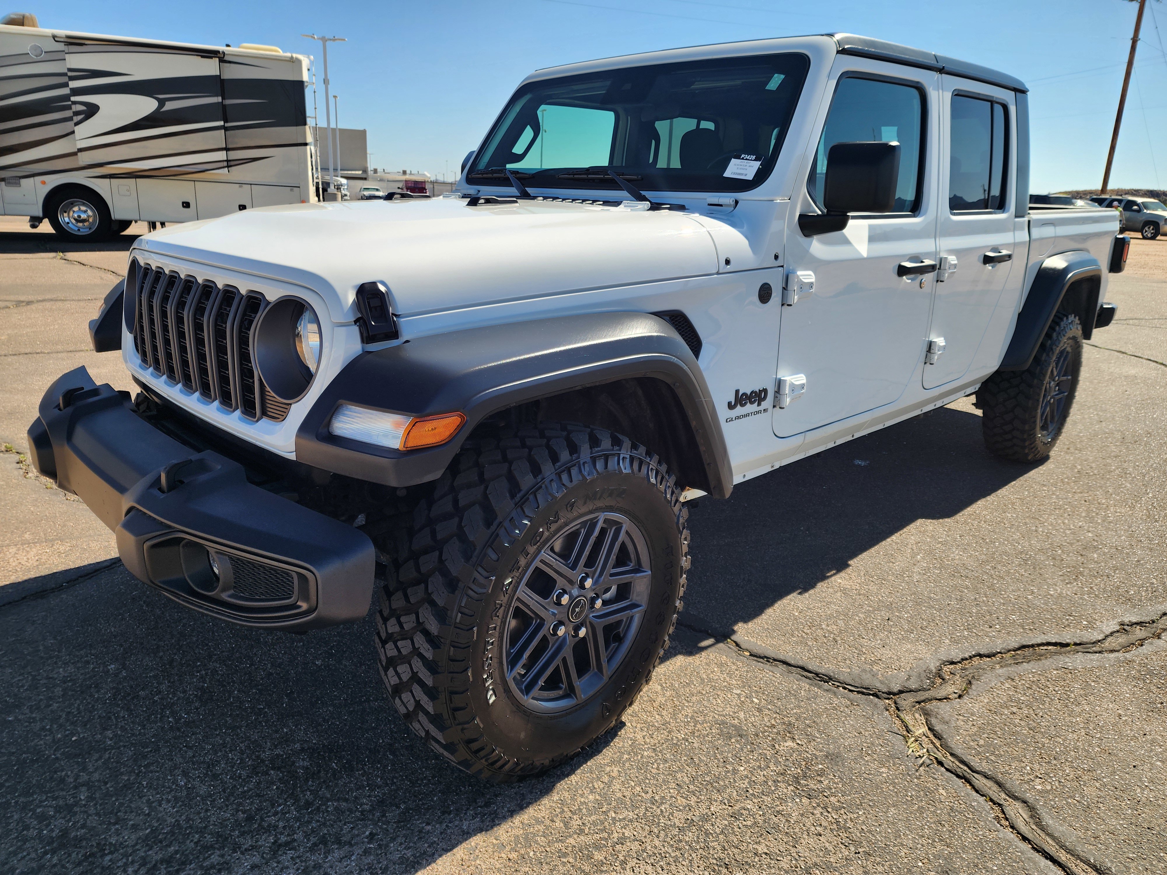 Used 2025 Jeep Gladiator Sport AWD/4WD image 3