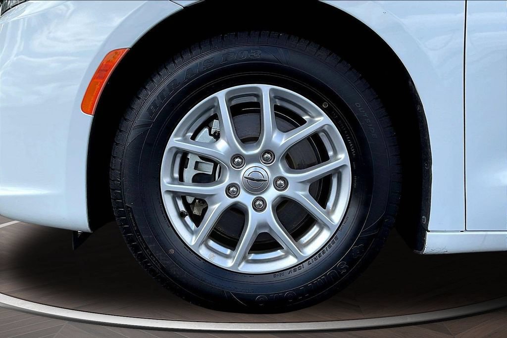 Used 2024 Chrysler Pacifica Touring-L FWD image 37