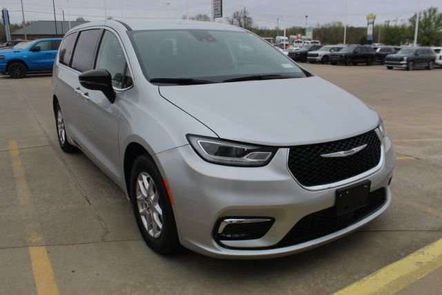 Used 2024 Chrysler Pacifica Touring-L image 6