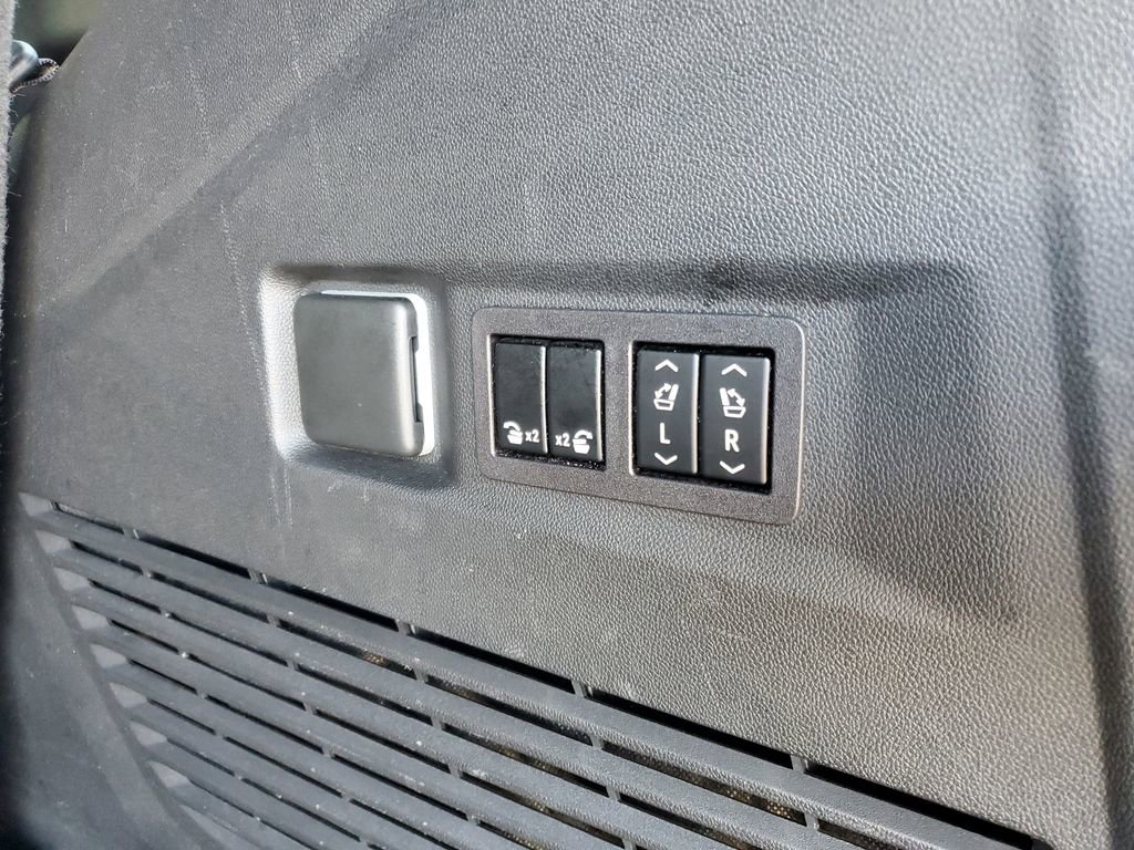 Used 2023 GMC Yukon Denali Ultimate image 36