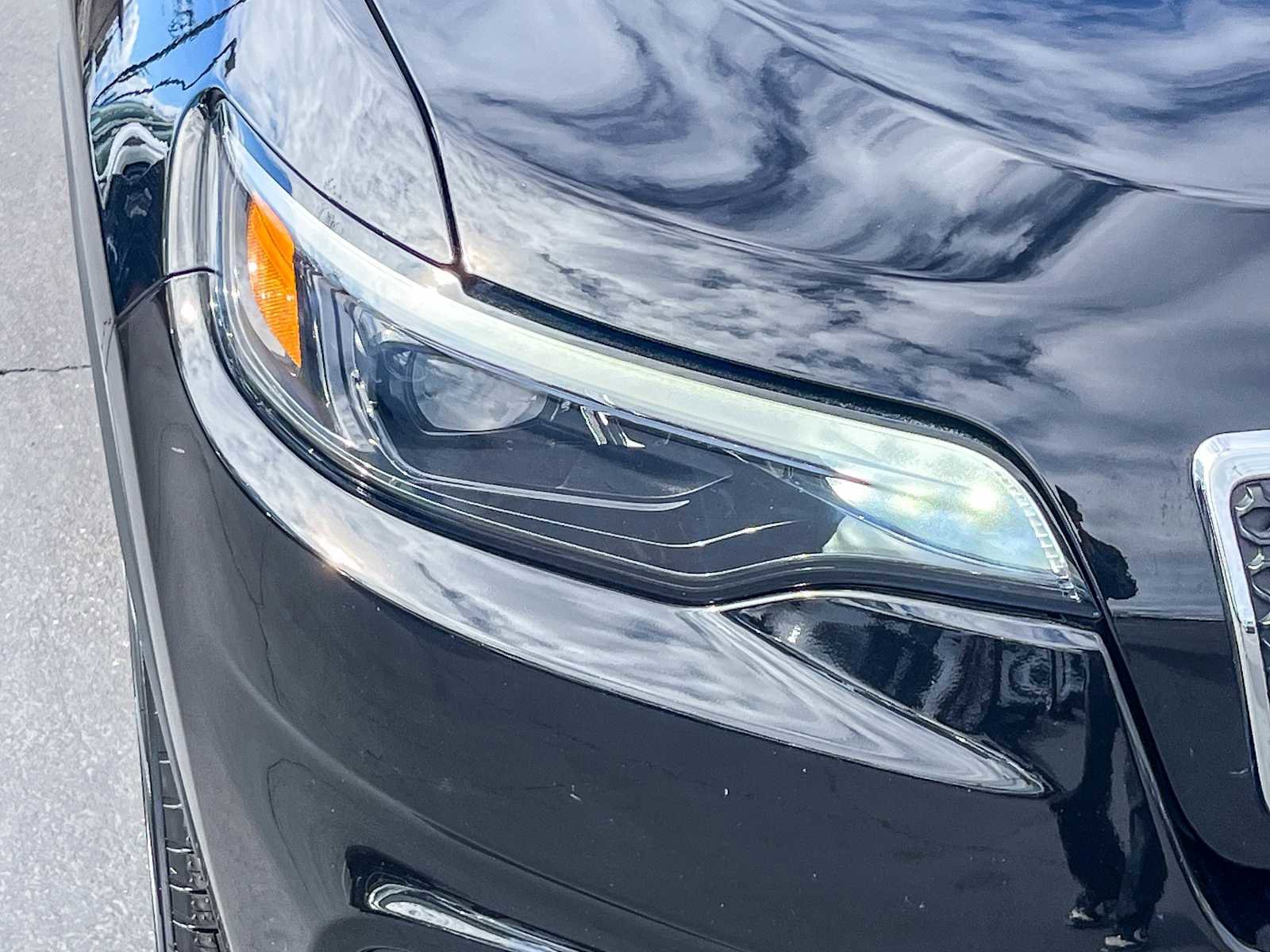 Used 2019 Jeep Cherokee Latitude Plus w/ Comfort/Convenience Group image 7