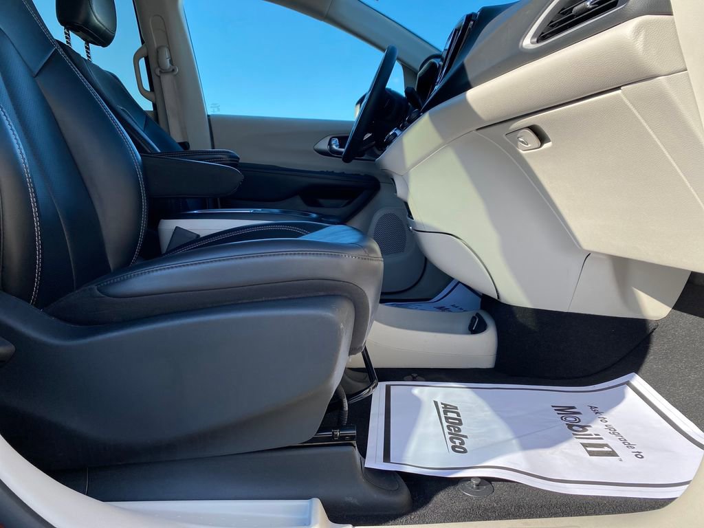 Used 2023 Chrysler Pacifica Touring-L image 11