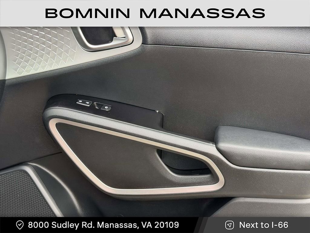 Used 2023 Kia Soul LX w/ LX Technology Package image 8